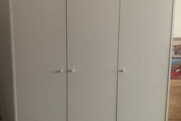 schöner weißer Schrank mit 3 Türen - optimaler Zustand